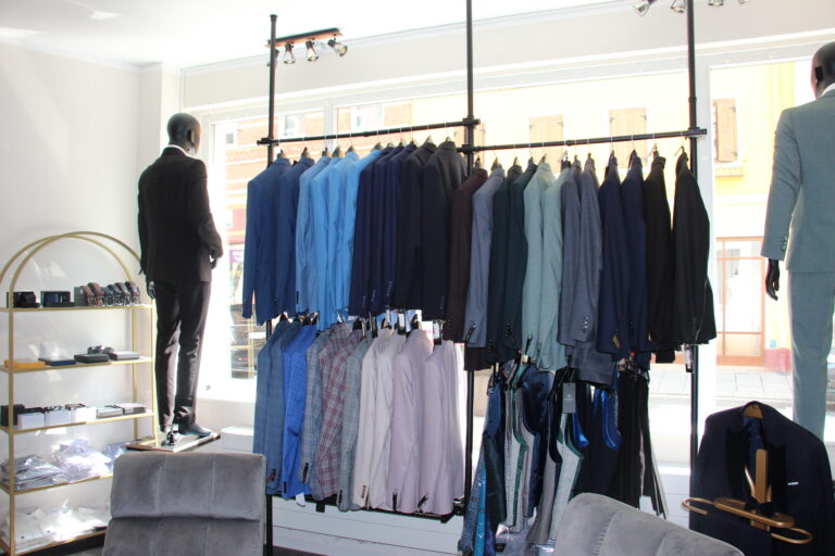 Anzüge des "Suit Lab" in verschiedenen Farben.