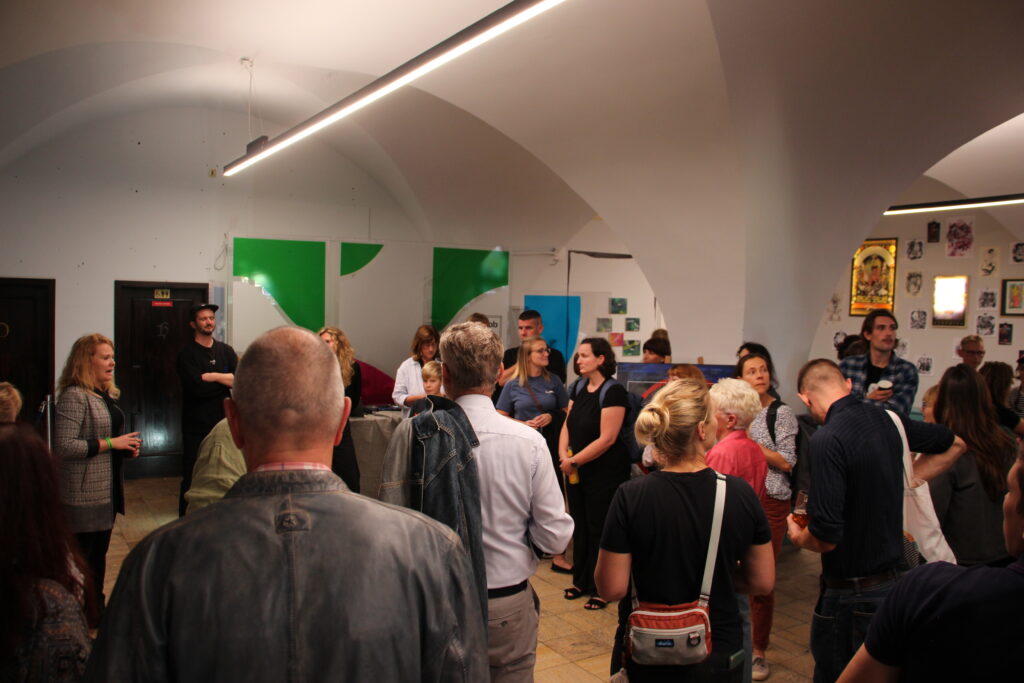 Stammtisch der Initiative Innenstadt im August 2025. Es sind Menschen, Unternehmner:innen und Mitglieder des Vereins abgebildet, die netzwerken und sich in gemütlicher Runde unterhalten.