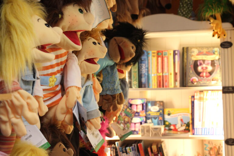 Handpuppen im Regal eines Spielwarenladens in Jena (Spielschlau) für Kinderfantasie