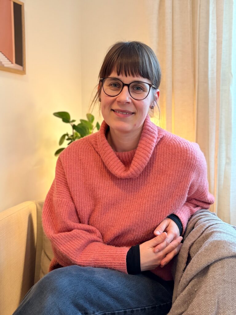 Porträt von Laura Liebscher in ihrem Beratungsraum in Jena.