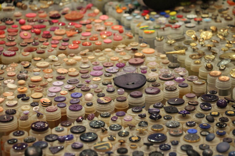 Große Auswahl an Knöpfen in verschiedenen Farben, Größen und Materialien als Zubehör in Fadenwohl.