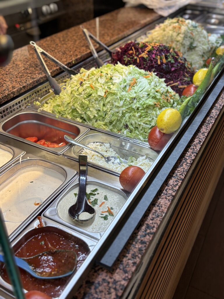 Frische Salatbar im Dürüm Point Jena mit verschiedenen Kohlsorten, Tomaten und hausgemachten Saucen in der Auslage.