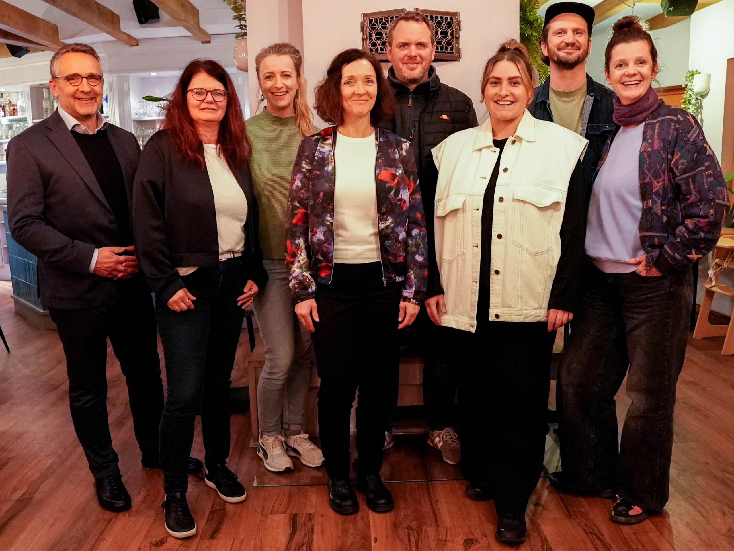Gruppenfoto des Vorstands der Initiative Innenstadt Jena e.V. bei der Mitgliederversammlung 2025 in einem Innenraum.