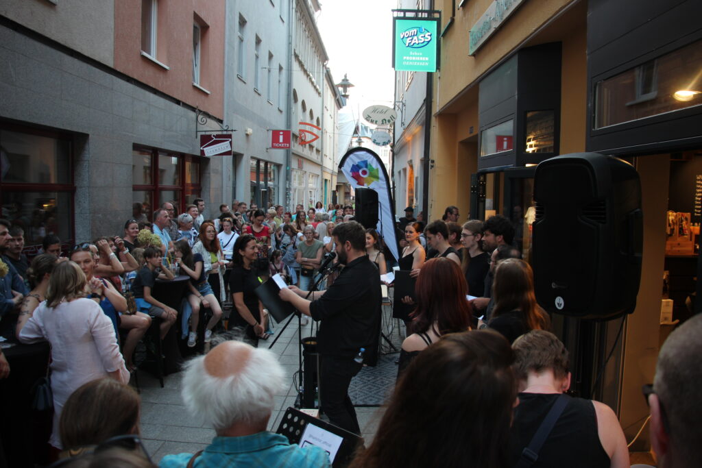 Menschen bei einem Live-Auftritt während der Fête de la Musique 2025 in einer Gasse der Jenaer Innenstadt