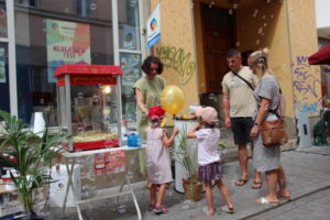 Kinder und Familien an einem Mitmachstand mit Seifenblasen und Popcorn beim Neugassenfest 2024 in der Jenaer Neugasse.