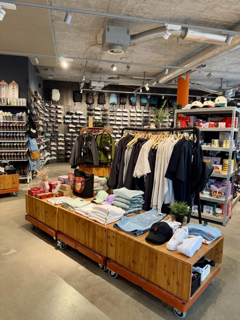 Innenansicht von Orange Jungle in Jena mit Mode, Schuhen und Accessoires