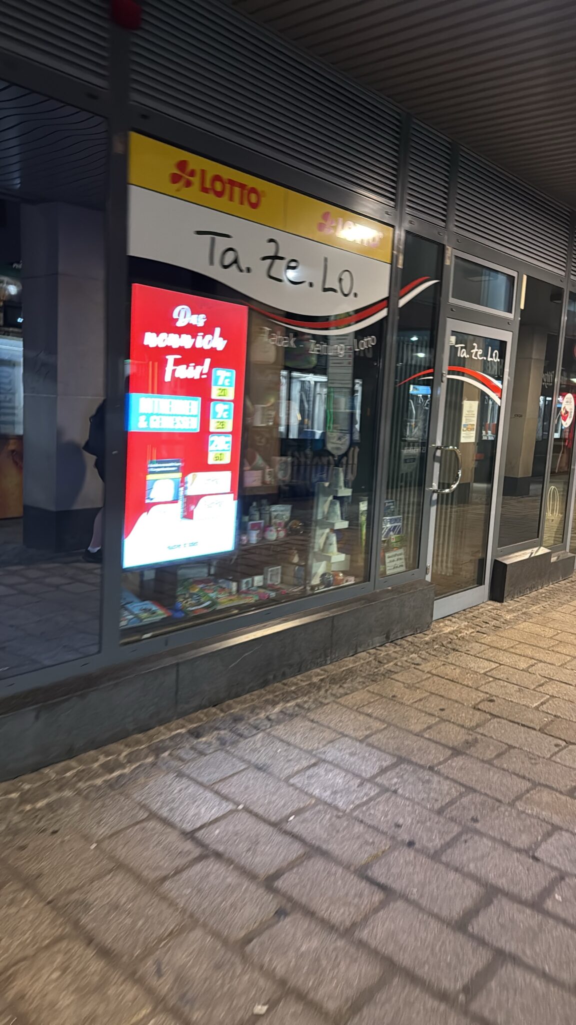 Eingang und Schaufenster des Geschäfts Ta.Ze.Lo. am Löbdergraben in der Jenaer Innenstad