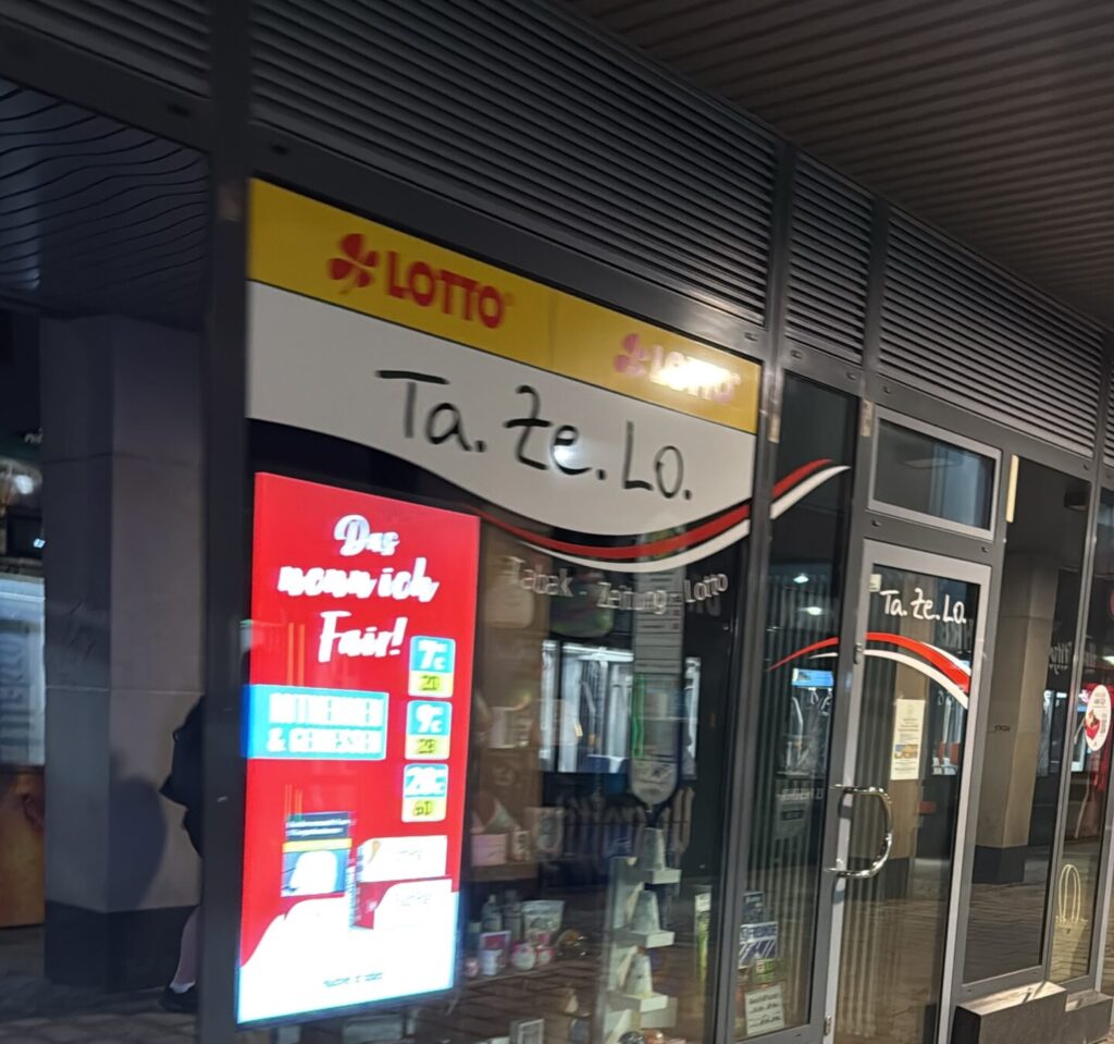 Eingang und Schaufenster des Geschäfts Ta.Ze.Lo. am Löbdergraben in der Jenaer Innenstad