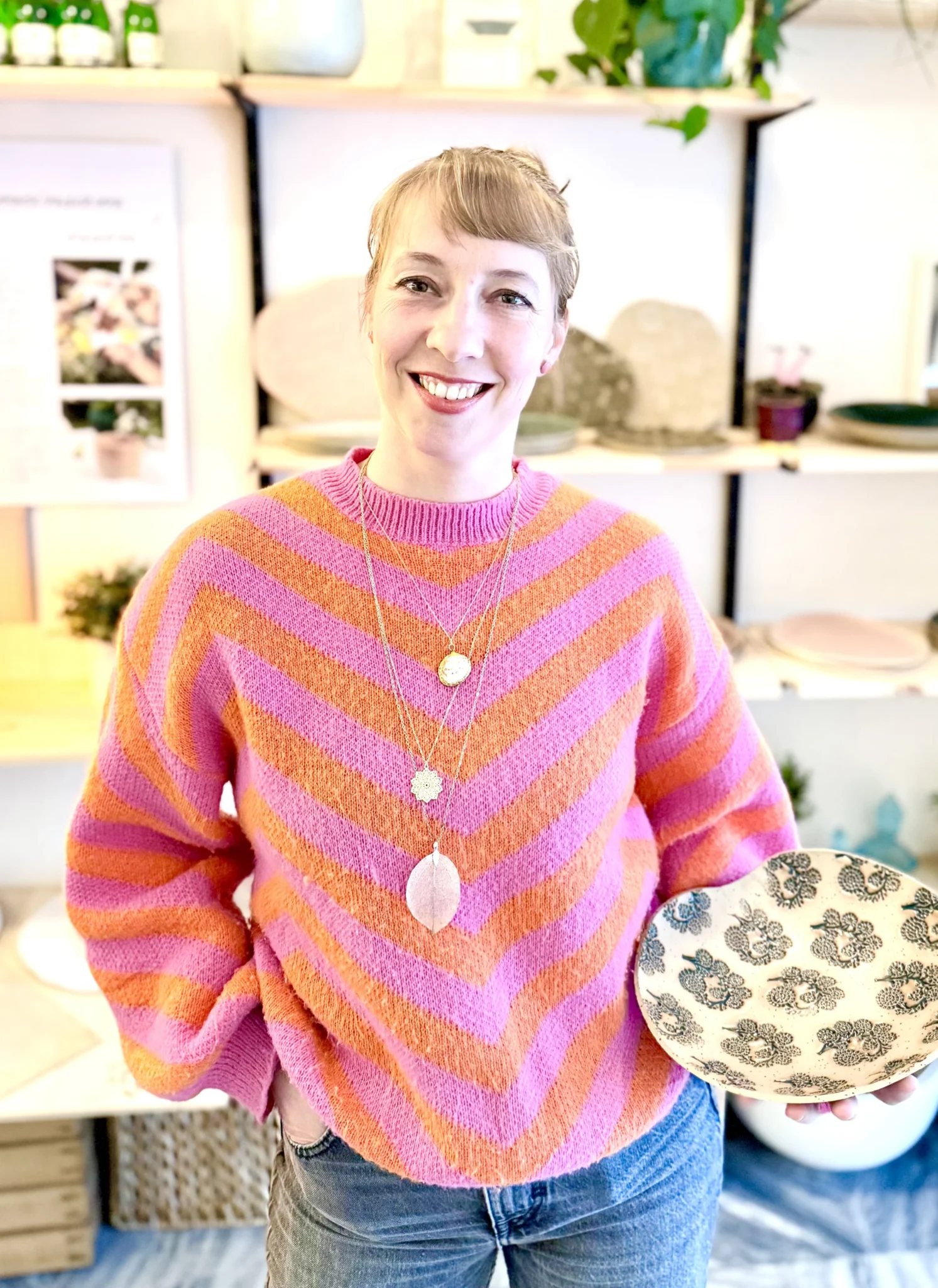 Ladenfoto von JenCeramics in Jena, Inhaberin Sybille Grundeis ist abgebildet