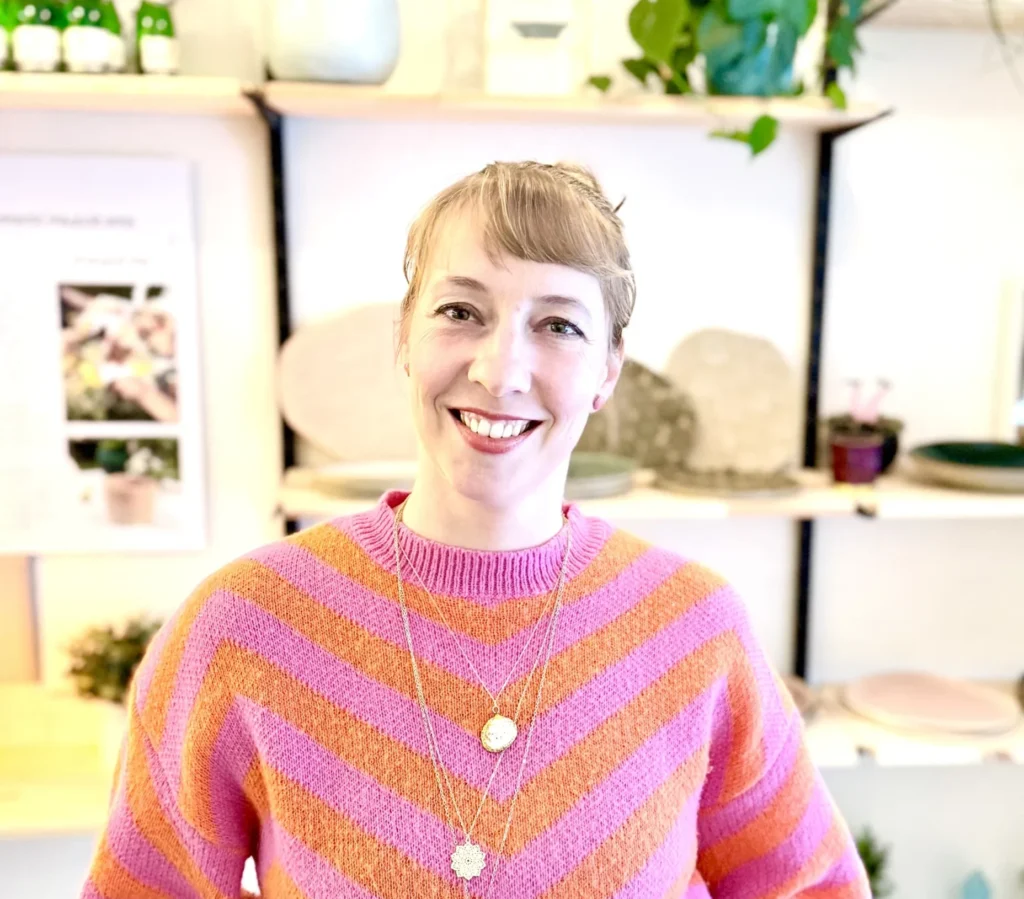 Ladenfoto von JenCeramics in Jena, Inhaberin Sybille Grundeis ist abgebildet