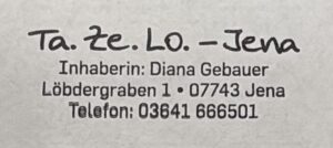 Schriftzug von Ta.Ze.Lo. Jena mit dem Namen der Inhaberin Diana Gebauer und der Adresse Löbdergraben 1 in Jena.