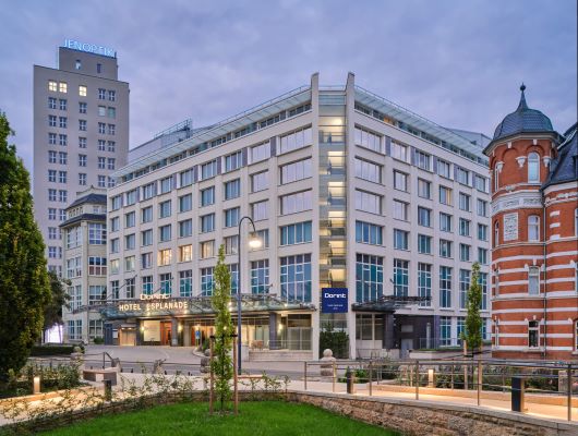 Außenansicht des Dorint Hotel Esplanade Jena mit JenTower im Hintergrund.